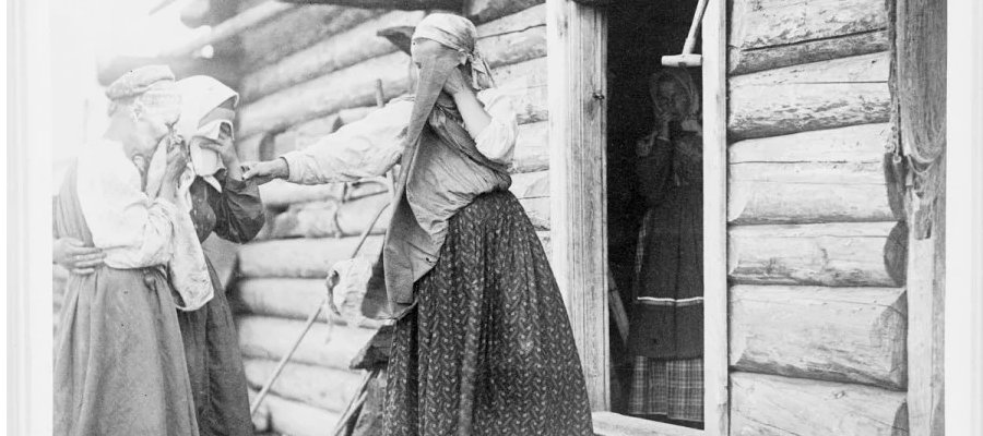Kuva: Museovirasto, Vienan Karjala 1894: morsian keräsi hääapua ympäri kylää,
apunaan hänellä oli yksi tai kaksi ammatti-itkijää.