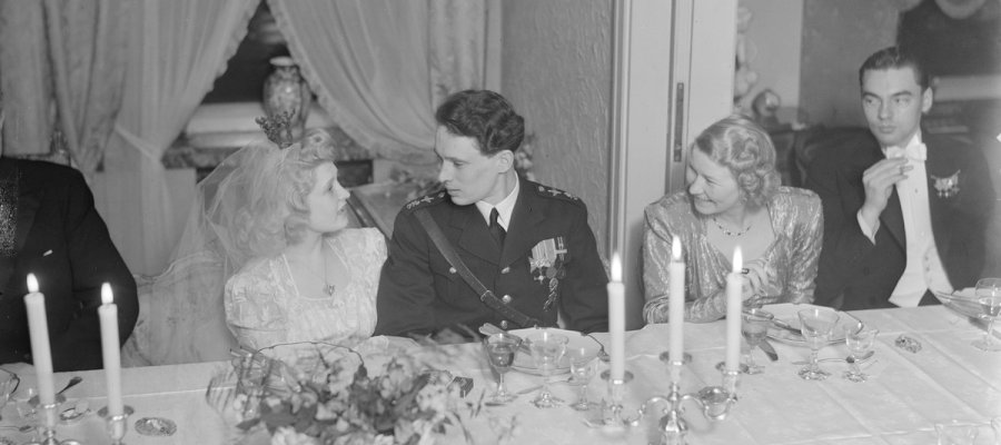 Hääpari juhlapöydässä, kuvaaja Pietinen, Viljo, 1945, Museovirasto